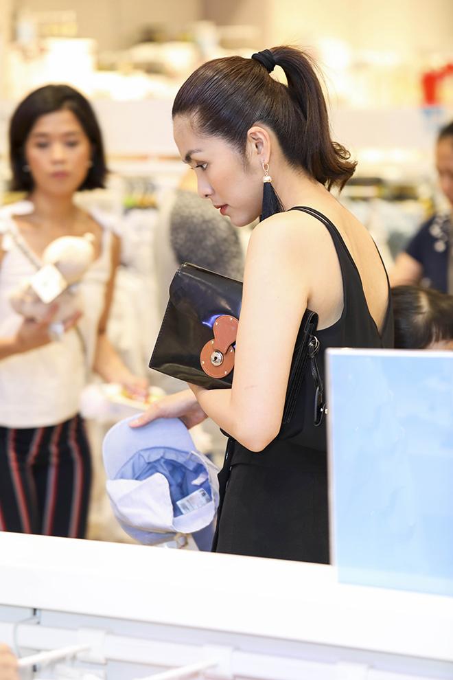 Tăng Thanh Hà vẫn đẹp dù bị người qua đường chụp lén. Ảnh internet Tăng Thanh Hà vẫn đẹp dù bị người qua đường chụp lén. Ảnh internet