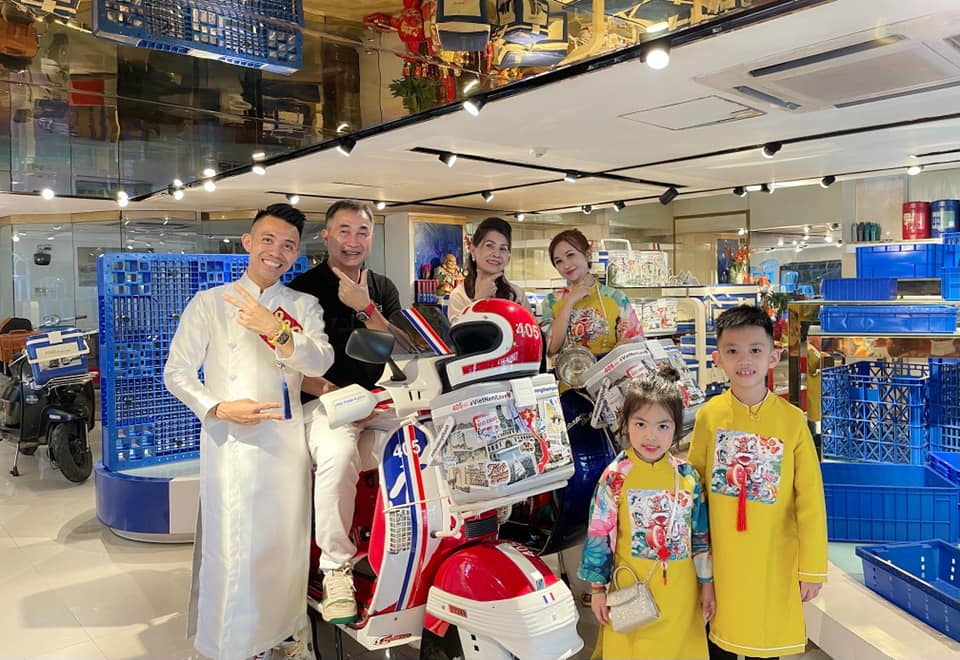 Lần hiếm hoi đại gia MInh Nhựa cho người bố quyền lực lên sóng. Ảnh internet