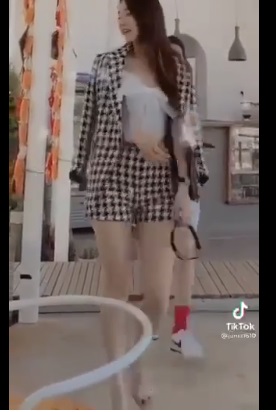 Đôi chân cực phẩm của Nhã Phương khiến fan xuýt xoa. Ảnh internet