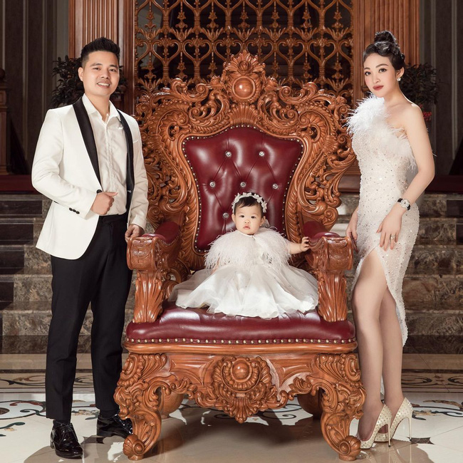 Ái nữ nhà cô dâu đeo 200 cây vàng ở Nam Định đúng chuẩn rich kid, sinh ra đã ngậm thìa vàng. Ảnh internet