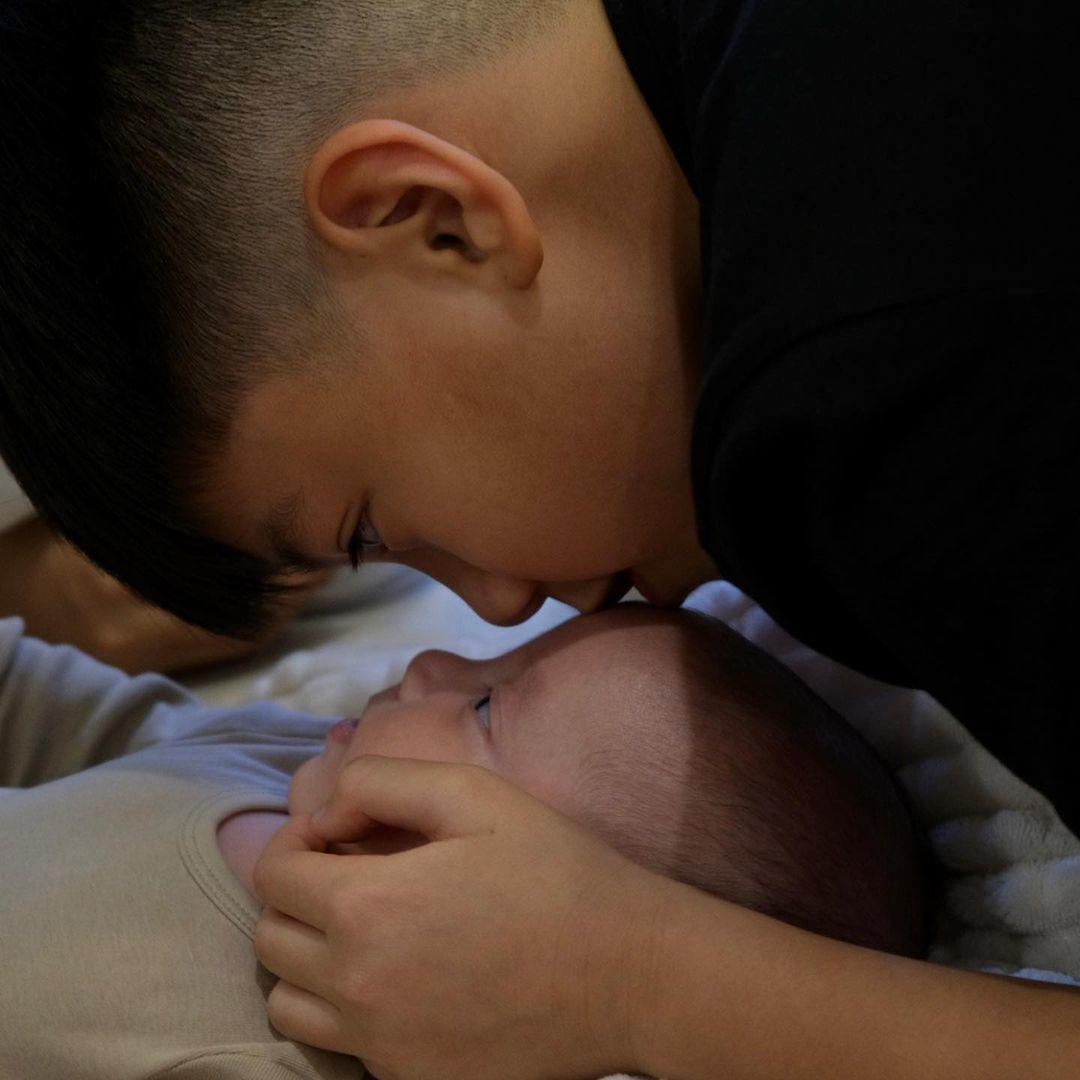 Subeo âu yếm em hết mực. Ảnh internet