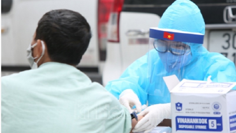Người dân đến từ vùng dịch cần phải lấy mẫu xét nghiệm Covid-19. Ảnh minh họa Người dân đến từ vùng dịch cần phải lấy mẫu xét nghiệm Covid-19. Ảnh minh họa