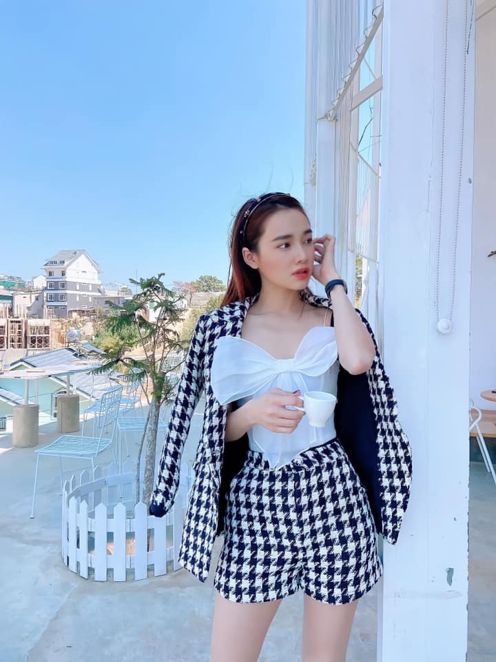 Bất chấp 'ngải heo' đeo bám, Nhã Phương vẫn tự tin với sắc vóc 'cực phẩm' - Ảnh 1 Bất chấp 'ngải heo' đeo bám, Nhã Phương vẫn tự tin với sắc vóc 'cực phẩm' - Ảnh 1