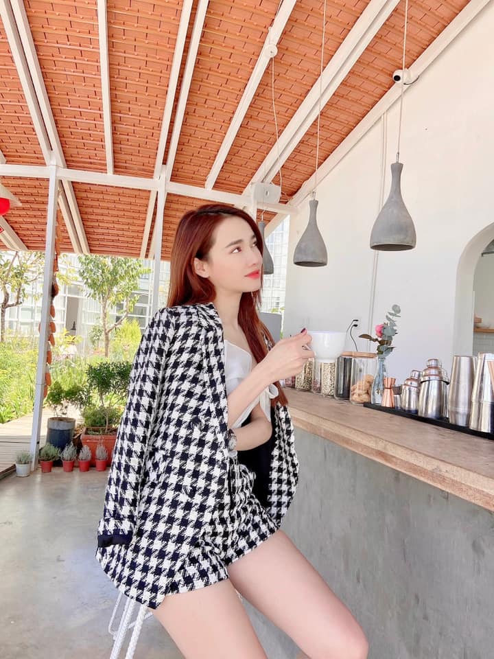 Đôi chân nuột nà của Nhã Phương khiến hội chị em không khỏi ngưỡng mộ. Ảnh FBNV Đôi chân nuột nà của Nhã Phương khiến hội chị em không khỏi ngưỡng mộ. Ảnh FBNV