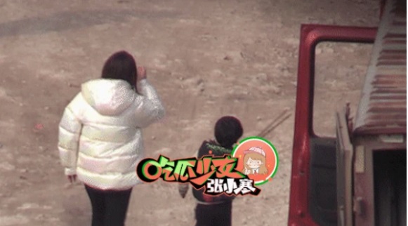 Con trai Angelababy tự chơi một mình không cần bố mẹ ở bên. Ảnh QQ Con trai Angelababy tự chơi một mình không cần bố mẹ ở bên. Ảnh QQ