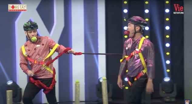 Lê Dương Bảo Lâm tận dụng sức lực, thân hình vạm vỡ để hạ gục đồng nghiệp. Ảnh internet