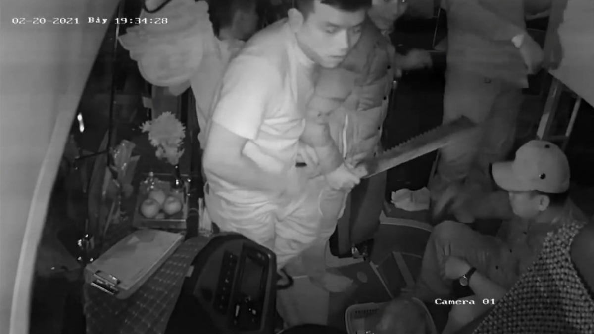 Tin tức pháp luật 24h: Danh tính nghi phạm vụ án tại quán karaoke ở Hoà Bình, Truy nã Lê Toàn Vỹ