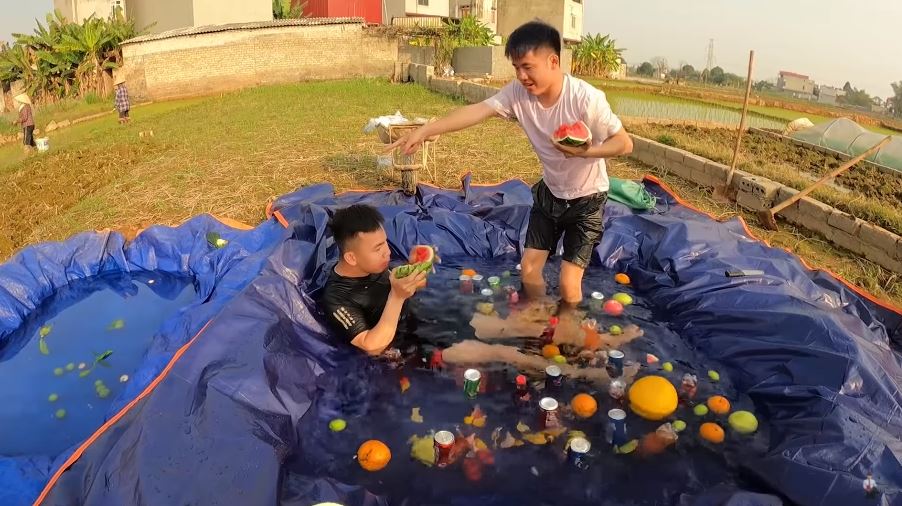 Hưng vlog và người bạn của mình thoải mái ăn uống trong bể bơi khiến người xem ngỡ ngàng. Ảnh internet