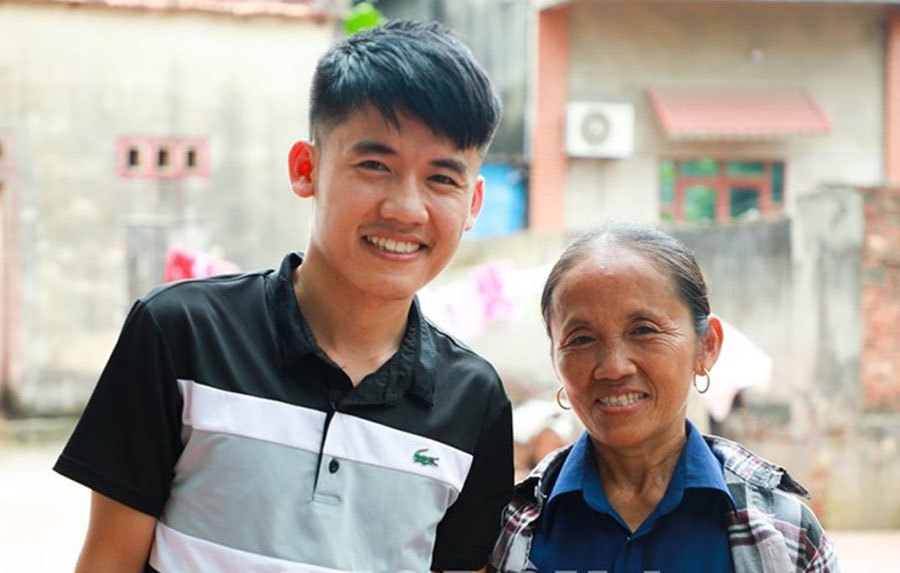 Bà Tân vlog và con trai. Ảnh internet