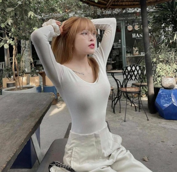 Vòng eo con kiến của Thiều Bảo Trâm khiến hội chị em ngưỡng mộ, trầm trồ. Ảnh Instagram nhân vật