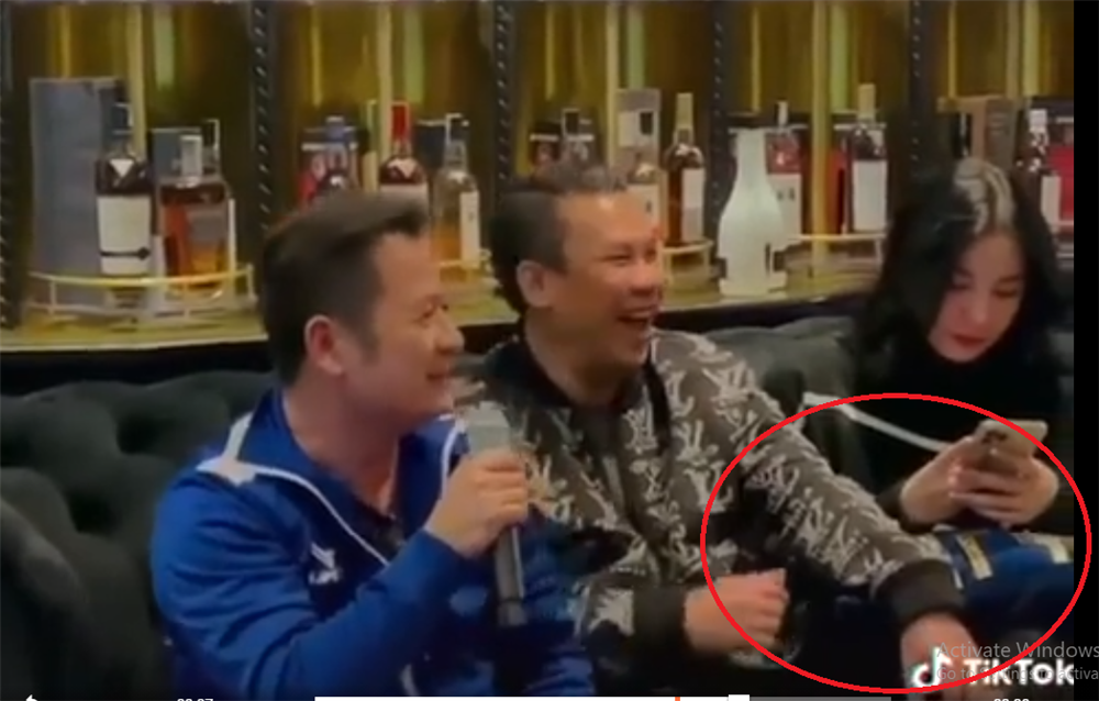 Chồng cũ Lệ Quyên tình tứ bên bạn gái tin đồn 2k2. Ảnh internet