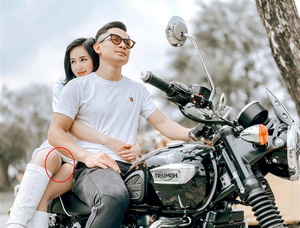 Do hớ hênh, Tâm Tít muối mặt vì sự cố trang phục. Ảnh FBNV