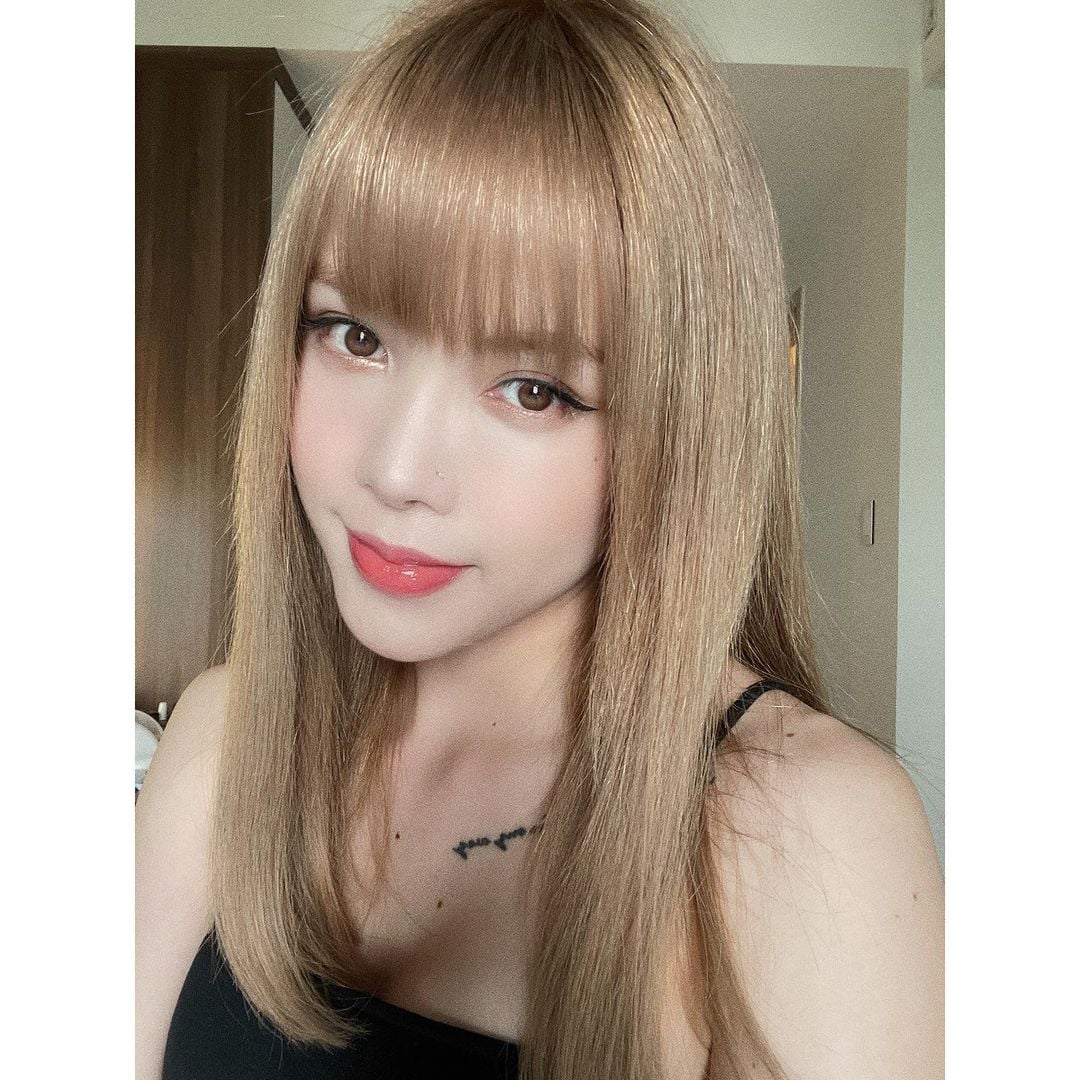 Thiều Bảo Trâm vẫn còn đeo chiếc khuyên mũi - món đồ được cho là tín vật tình yêu với Sơn Tùng. Ảnh FBNV