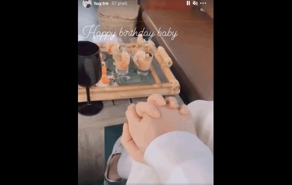 Ngô Thanh Vân 'vung' tiền thuê du thuyền ở cùng Huy Trần, cách xưng hô khiến dân tình xỉu. Ảnh FBNV Ngô Thanh Vân 'vung' tiền thuê du thuyền ở cùng Huy Trần, cách xưng hô khiến dân tình xỉu. Ảnh FBNV