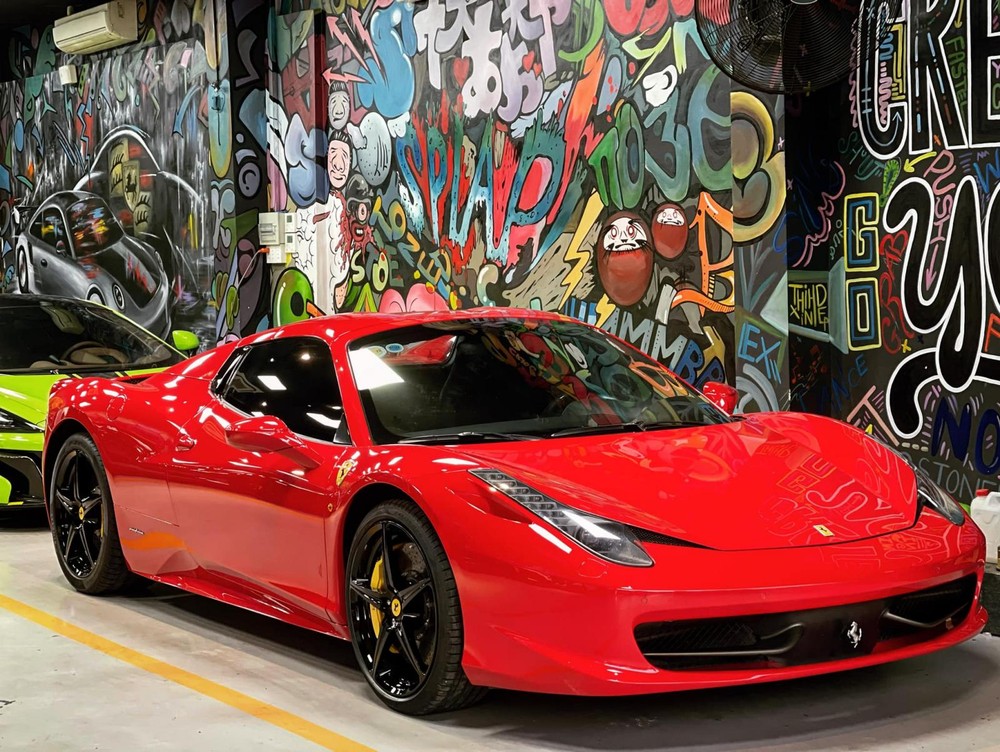 Ông Đặng Lê Nguyên Vũ chia tay siêu xe Ferrari cuối cùng trong bộ sưu tập. Ảnh Tinxe