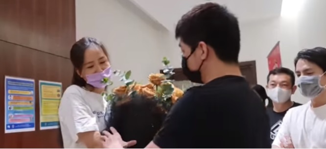 Cặp đôi khiến dân tình đứng ngồi không yên vì quá tình cảm. Ảnh internet Cặp đôi khiến dân tình đứng ngồi không yên vì quá tình cảm. Ảnh internet