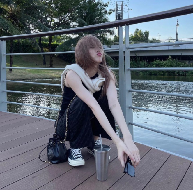 Thiều Bảo Trâm bị soi dùng bình nước giống với Sơn Tùng. Ảnh FBNV Thiều Bảo Trâm bị soi dùng bình nước giống với Sơn Tùng. Ảnh FBNV
