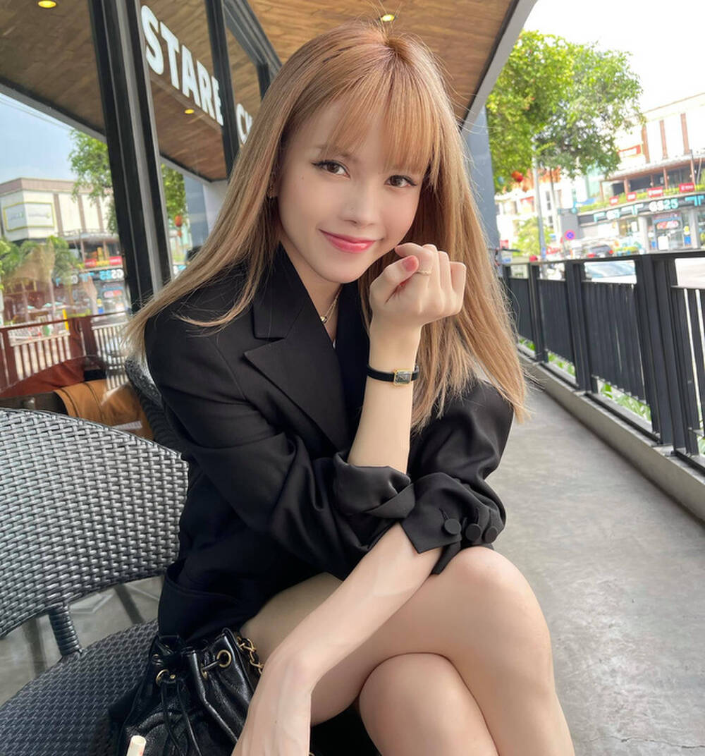 Thiều Bảo Trâm được cho là đang đeo đồng hồ đôi với Sơn Tùng. Ảnh FBNV Thiều Bảo Trâm được cho là đang đeo đồng hồ đôi với Sơn Tùng. Ảnh FBNV