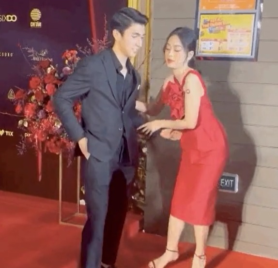 Sau đó, bỗng dưng Phương Nga gạt tay Bình An khiến nam diễn viên mất vài giây sững người vì không hiểu chuyện gì đang xảy ra. Ảnh cắt từ clip Sau đó, bỗng dưng Phương Nga gạt tay Bình An khiến nam diễn viên mất vài giây sững người vì không hiểu chuyện gì đang xảy ra. Ảnh cắt từ clip