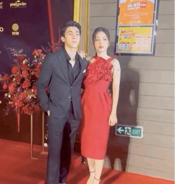 Bình An ngọt ngào ôm eo bạn gái trên thảm đỏ. Ảnh cắt từ clip Bình An ngọt ngào ôm eo bạn gái trên thảm đỏ. Ảnh cắt từ clip