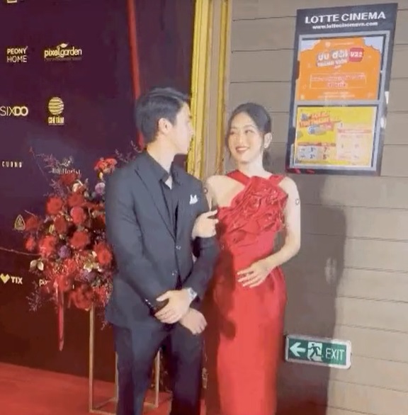 Phương Nga chữa cháy bằng nụ cười tươi rói, rồi chủ động khoác tay Bình An trong khi nam diễn viên vẫn ngơ ngác. Ảnh cắt từ clip Phương Nga chữa cháy bằng nụ cười tươi rói, rồi chủ động khoác tay Bình An trong khi nam diễn viên vẫn ngơ ngác. Ảnh cắt từ clip