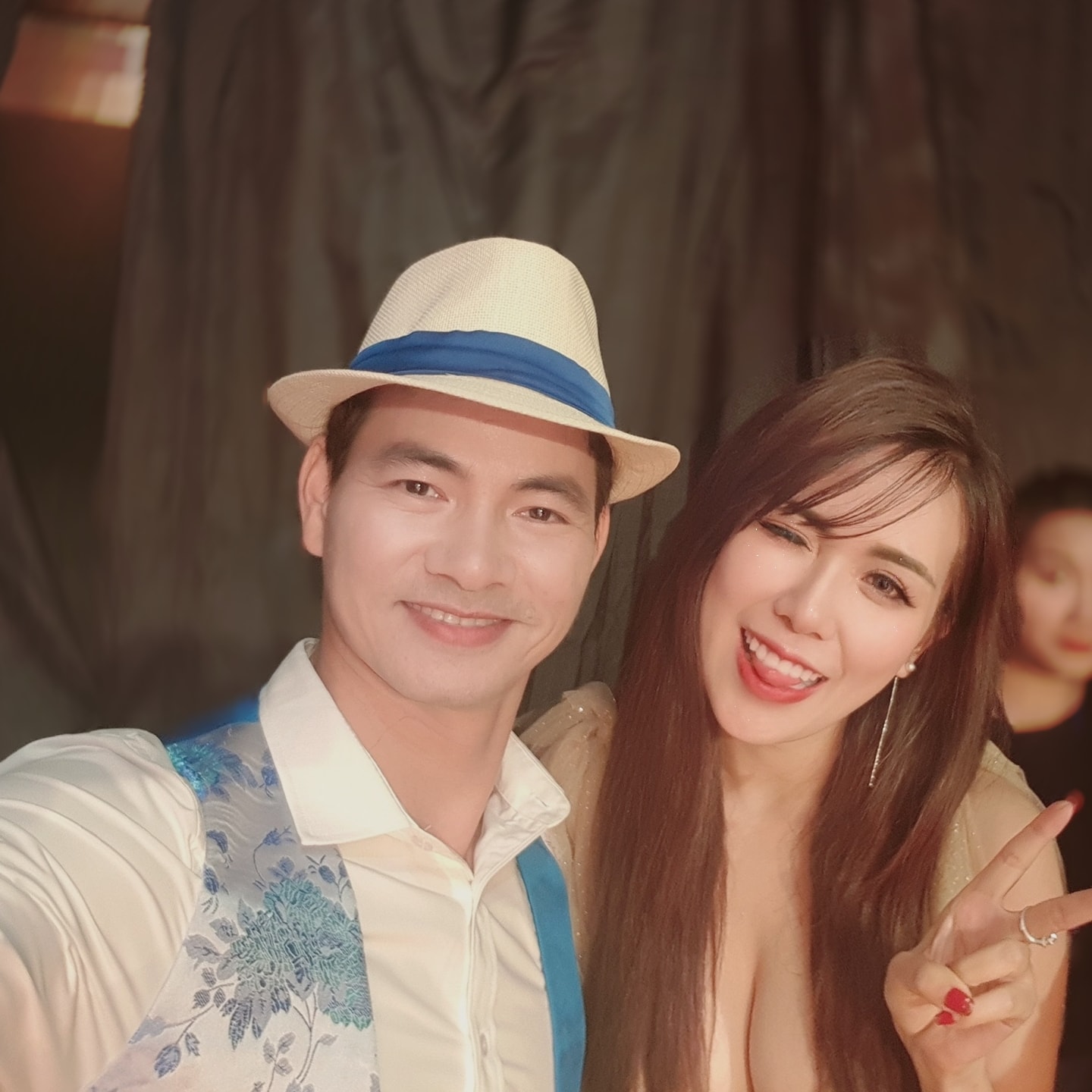Mai Thỏ gây chú ý vì diện chiếc váy trễ nải khi chụp ảnh cùng Xuân Bắc. Ảnh internet Mai Thỏ gây chú ý vì diện chiếc váy trễ nải khi chụp ảnh cùng Xuân Bắc. Ảnh internet