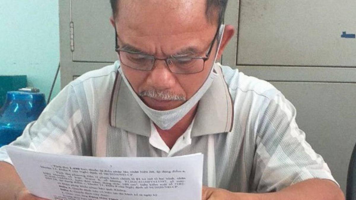 Tin tức pháp luật 24h: Vận chuyển thuốc lá lậu, một người đàn ông bị phạt 80 triệu đồng. Ảnh VOV