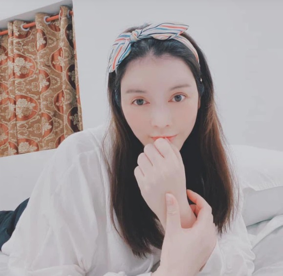 Nhan sắc gây thương nhớ của Lý Nhã Kỳ dù để mặt mộc. Ảnh FBNV