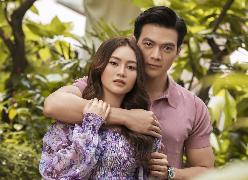 Mặc ồn ào clip trên web đen, Ninh Dương Lan Ngọc thoải mái ôm trai trẻ ngày tái xuất - Ảnh 1