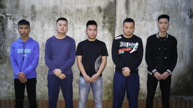 Tin tức pháp luật 24h: 2 nhóm thanh niên hỗn chiến, nổ súng, rượt đuổi nhau như trong phim. Ảnh Trí thức trẻ Tin tức pháp luật 24h: 2 nhóm thanh niên hỗn chiến, nổ súng, rượt đuổi nhau như trong phim. Ảnh Trí thức trẻ