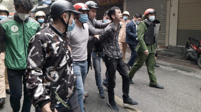 Tin tức pháp luật 24h: Khống chế đối tượng 'ngáo đá' cầm kiếm chém xe ô tô và nhà dân bên đường. Ảnh Vov