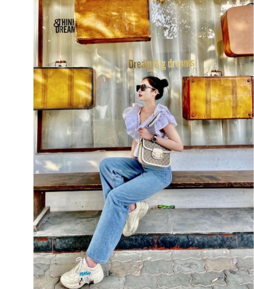 Chân dài sinh năm 2002 thay đổi rõ rệt, ngập trong hàng hiệu sau khi mang danh tình tin đồn của chồng cũ Lệ Quyên. Ảnh IGNV