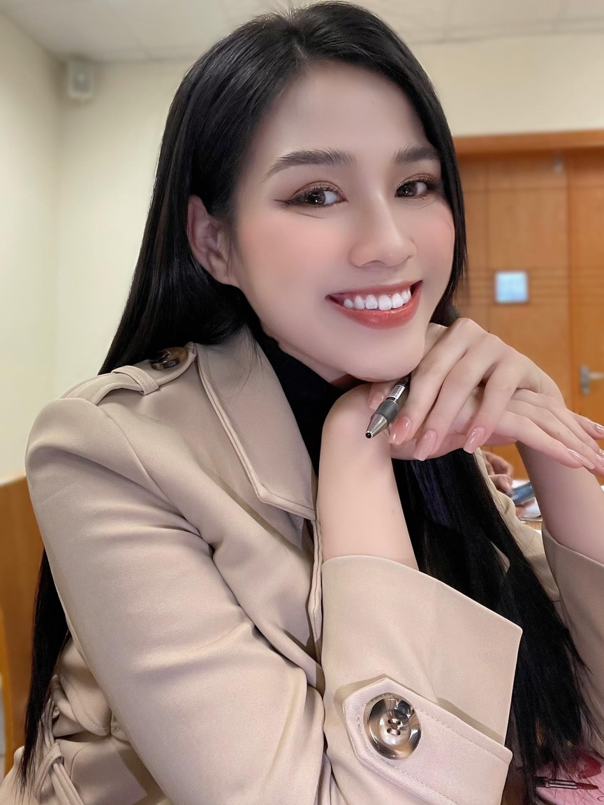 Mới vào showbiz, 'Hoa hậu đi cấy' Đỗ Thị Hà đã vung tiền mua món đồ chỉ tầm cỡ đại gia mới dám chi - Ảnh 1 Mới vào showbiz, 'Hoa hậu đi cấy' Đỗ Thị Hà đã vung tiền mua món đồ chỉ tầm cỡ đại gia mới dám chi - Ảnh 1