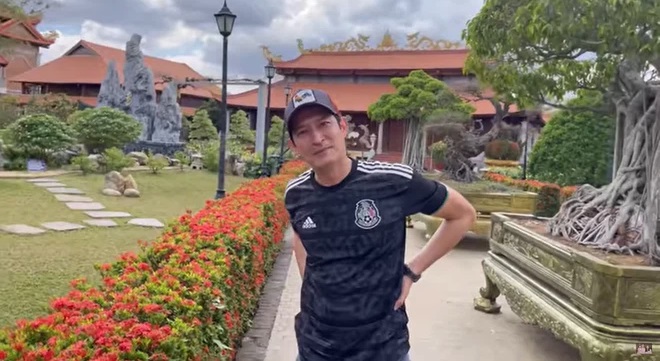 Huy Khánh đột nhập cơ ngơi trăm triệu của danh hài Hoài Linh. Ảnh cắt từ clip Huy Khánh đột nhập cơ ngơi trăm triệu của danh hài Hoài Linh. Ảnh cắt từ clip