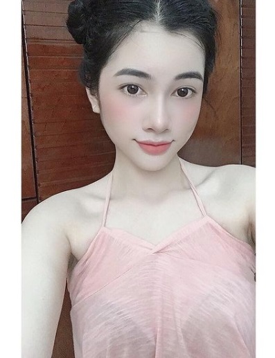 Bạn gái tin đồn của doanh nhân Đức Huy đang đi vào con đường mòn của Lệ Quyên trước đây. Ảnh FBNV Bạn gái tin đồn của doanh nhân Đức Huy đang đi vào con đường mòn của Lệ Quyên trước đây. Ảnh FBNV