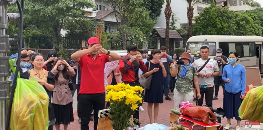 NS Chí Tài thắp hương cùng ekip. Ảnh cắt từ clip