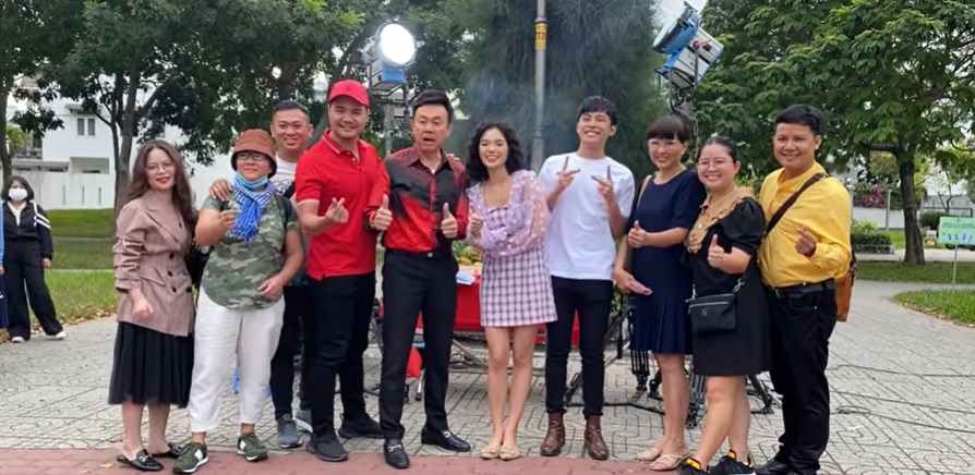 Cố nghệ sĩ Chí Tài vui vẻ nhắng nhít bên đồng nghiệp. Ảnh cắt từ clip