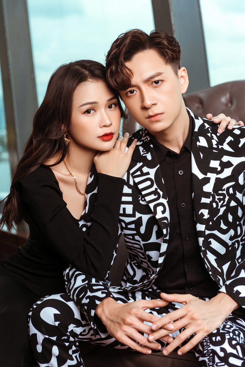 Sam liên tục được ghép đôi với Ngô Kiến Huy sau khi nam ca sĩ chia tay Khổng Tú Quỳnh. Ảnh FBNV