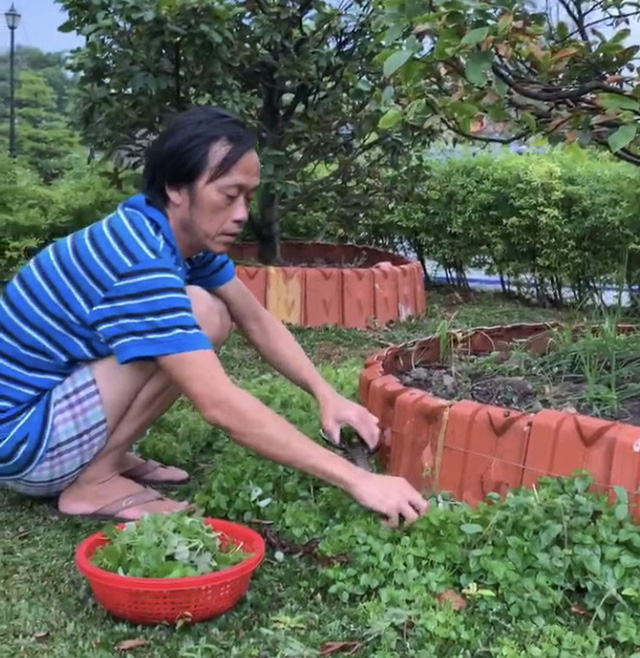 Cuộc sống đời thường giản dị của danh hài Hoài Linh trong nhà thờ Tổ. Ảnh cắt từ clip Cuộc sống đời thường giản dị của danh hài Hoài Linh trong nhà thờ Tổ. Ảnh cắt từ clip
