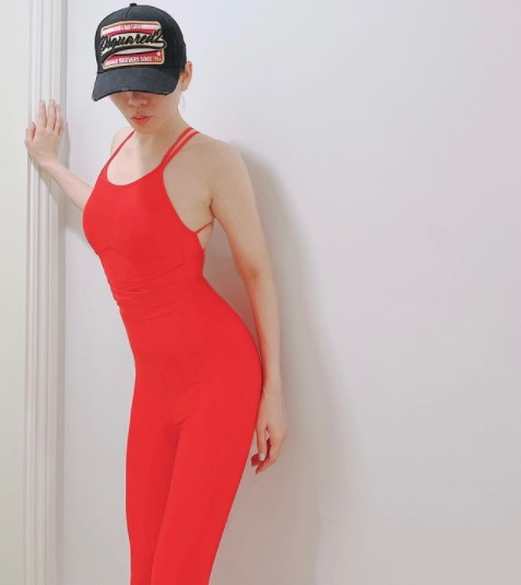 Kể từ khi yêu trai trẻ, Lệ Quyên ngày càng nổi loạn hơn trong phong cách thời trang và chuộng mốt bó sát. Ảnh IGNV