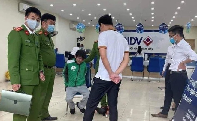 Tin tức pháp luật 24h: Bắt tại trận người đàn ông cướp ngân hàng. Ảnh Trí thức trẻ Tin tức pháp luật 24h: Bắt tại trận người đàn ông cướp ngân hàng. Ảnh Trí thức trẻ