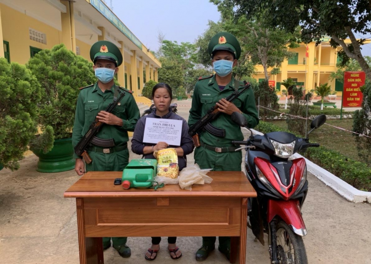 Tin tức pháp luật 24h: Bắt đối tượng vận chuyển thuê 1kg ma túy. Ảnh VOV