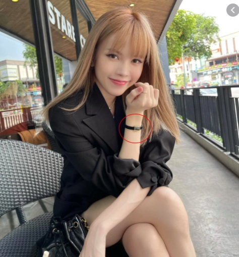 Thiều Bảo Trâm vẫn giữ đồng hồ đôi với Sơn Tùng M-TP dù đã đường ai nấy đi. Ảnh internet