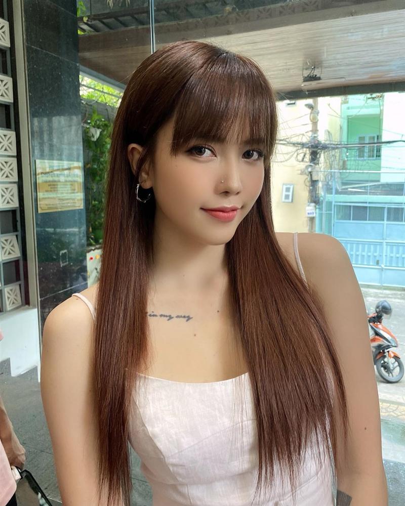 Suốt nhiều năm qua, Thiều Bảo Trâm không dám thử thay đổi kiểu tóc mái. Ảnh internet