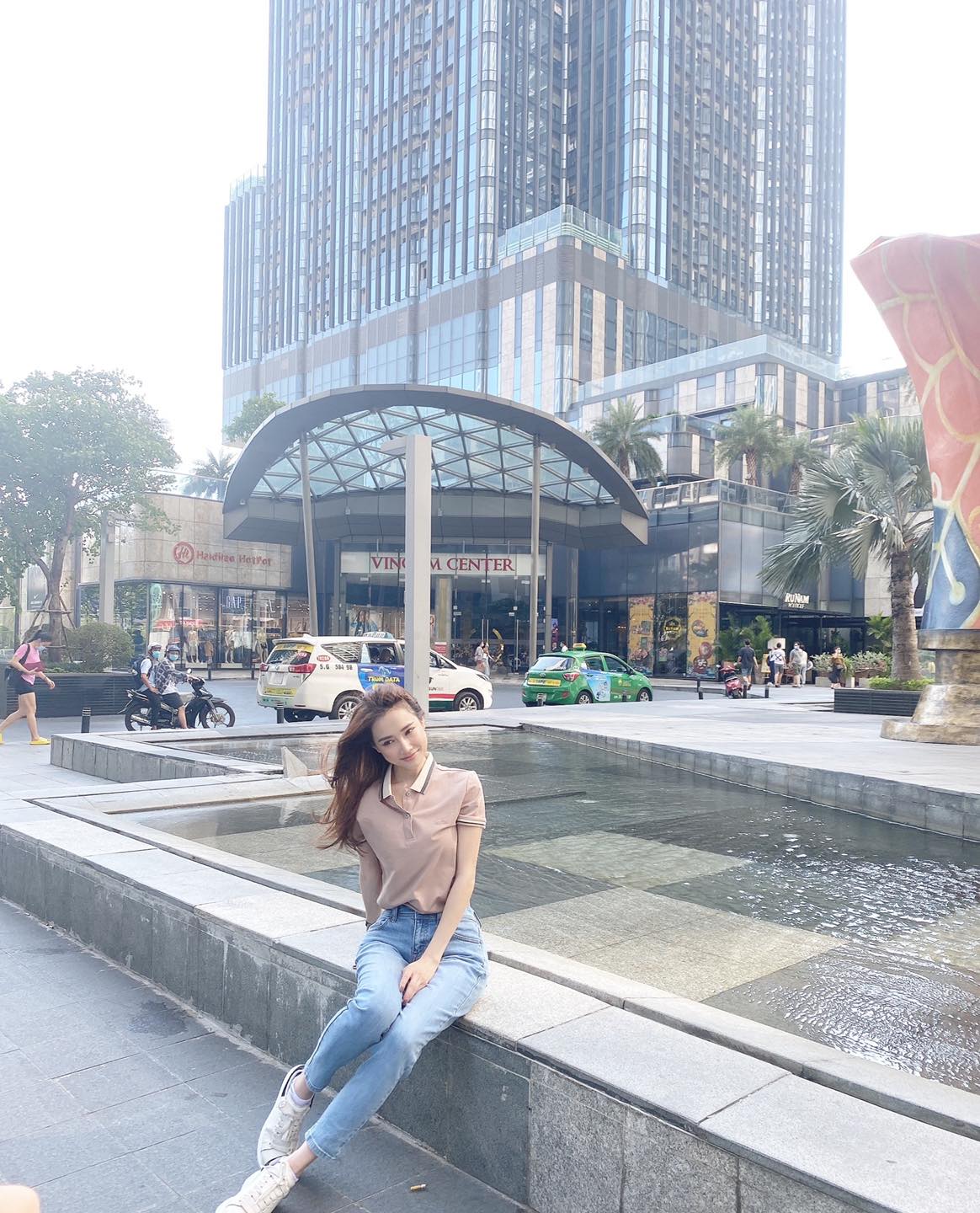 Nhan sắc thật của Nhã Phương khi bị chụp lén. Ảnh FBNV