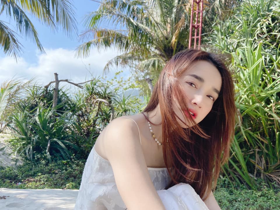 Nhan sắc gái một con trông mòn con mắt của Nhã Phương. Ảnh FBNV