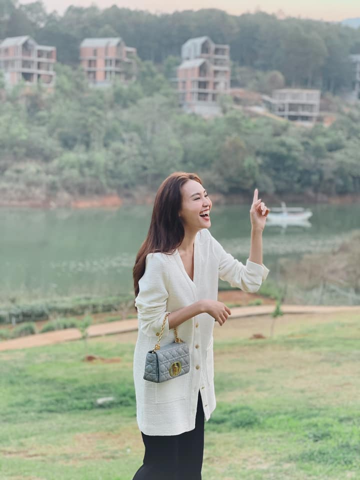 Khoảnh khắc chụp lén đáng yêu của Ninh Dương Lan Ngọc vô tình để lộ sắc vóc gầy rộc của nữ diễn viên. Ảnh FBNV