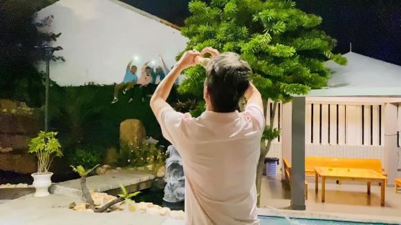 Hóa ra, họ đột nhập vào mới mục đích cổ vũ thần tượng Đàm Vĩnh Hưng hát. Ảnh cắt từ clip Hóa ra, họ đột nhập vào mới mục đích cổ vũ thần tượng Đàm Vĩnh Hưng hát. Ảnh cắt từ clip