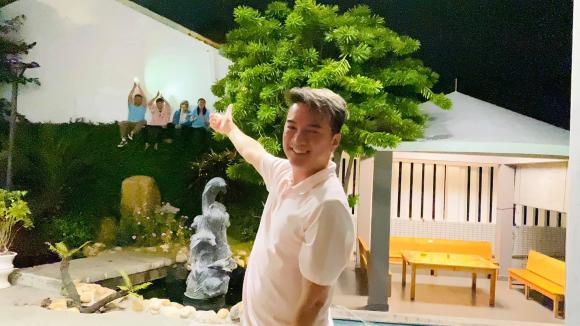 Đàm Vĩnh Hưng bất ngờ khi phát hiện nhóm người lạ trèo tường đột nhập biệt thự của mình. Ảnh cắt từ clip Đàm Vĩnh Hưng bất ngờ khi phát hiện nhóm người lạ trèo tường đột nhập biệt thự của mình. Ảnh cắt từ clip