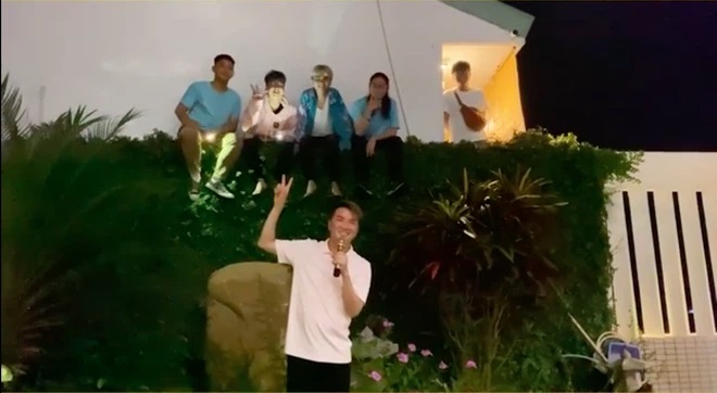 Đàm Vĩnh Hưng còn tiến lại gần giao lưu với các fan dám cả gan trèo tường vào nhà mình. Ảnh cắt từ clip Đàm Vĩnh Hưng còn tiến lại gần giao lưu với các fan dám cả gan trèo tường vào nhà mình. Ảnh cắt từ clip
